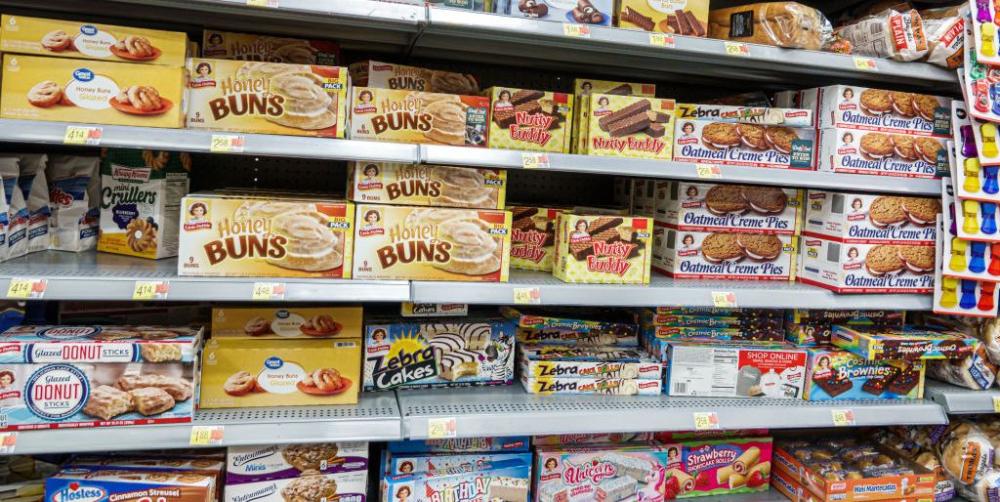 miami-florida-doral-walmart-store-little-debbie-cakes-news-photo-1698426931.jpg