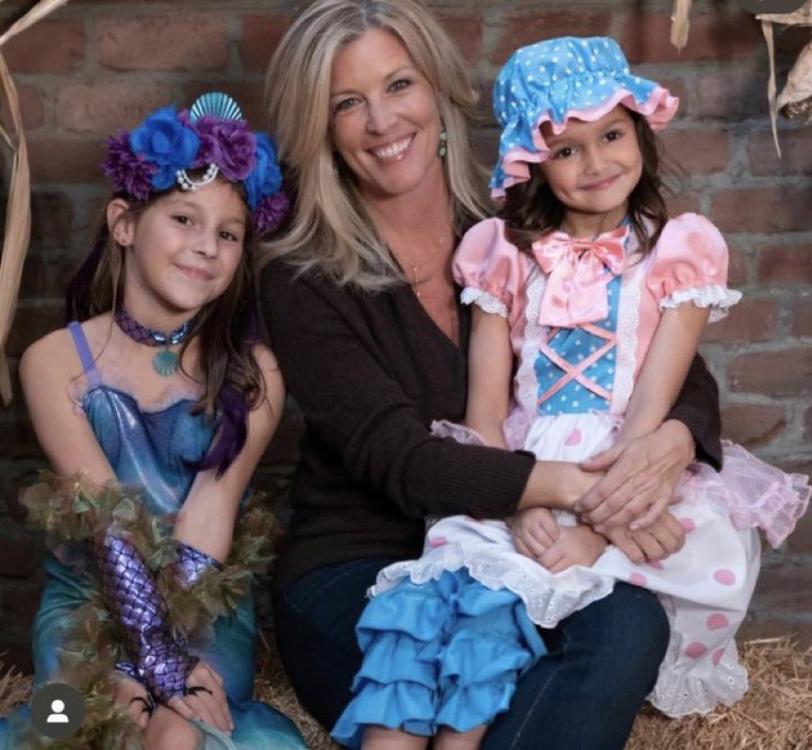 LW w both lil girls.png